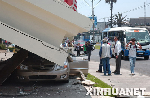 11月14日，在智利北部城市安托法加斯塔，地震造成一家酒店的前廳房頂塌落，壓毀了路面上的汽車。