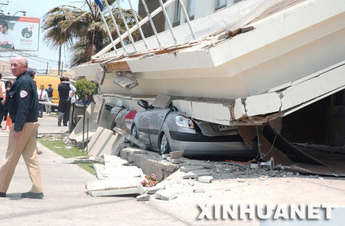 11月14日，在智利北部城市安托法加斯塔，地震造成一家酒店的前廳房頂塌落，壓毀了路面上的汽車。