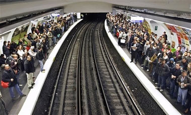 法國地鐵員工罷工，民眾非常不滿。（圖片來自：中國新聞網）
