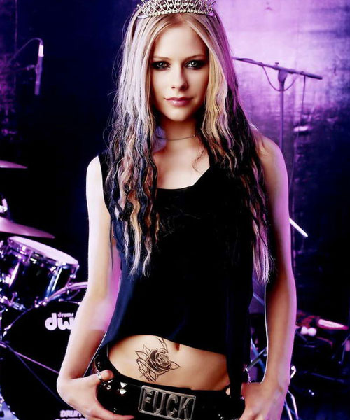 艾薇兒示範迷人搖滾裝圖