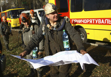 在展開行動之前，救援人員拿著地圖進行研究。