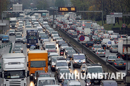 11月20日，法国巴黎的一条公路上排起了汽车长龙。14日开始的法国国营铁路公司和巴黎地区公交公司为反对公立企业退休制度改革而举行的罢工仍在继续，由此造成的交通问题日趋严重，法国境内多条高速公路出现交通拥堵现象。 新华社/法新 