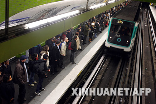 11月20日，乘客在巴黎一個地鐵站候車。14日開始的法國國營鐵路公司和巴黎地區公交公司為反對公立企業退休制度改革而舉行的罷工仍在繼續，由此造成的交通問題日趨嚴重，法國境內多條高速公路出現交通擁堵現象。 新華社/法新 