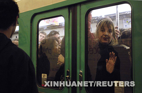 11月20日，法國巴黎的地鐵車廂內擁擠不堪。14日開始的法國國營鐵路公司和巴黎地區公交公司為反對公立企業退休制度改革而舉行的罷工仍在繼續，由此造成的交通問題日趨嚴重，法國境內多條高速公路出現交通擁堵現象。 新華社/路透 