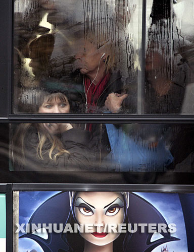 11月20日，一名女子從巴黎擁擠的公交車上向外張望。14日開始的法國國營鐵路公司和巴黎地區公交公司為反對公立企業退休制度改革而舉行的罷工仍在繼續，由此造成的交通問題日趨嚴重，法國境內多條高速公路出現交通擁堵現象。 新華社/路透 