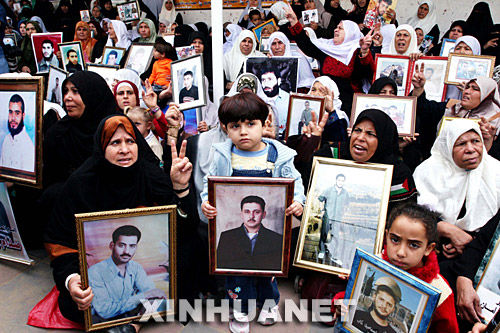 11月19日，數十名巴勒斯坦人手持被以色列關押親屬的照片在加沙舉行抗議集會。 新華社記者納賽爾攝