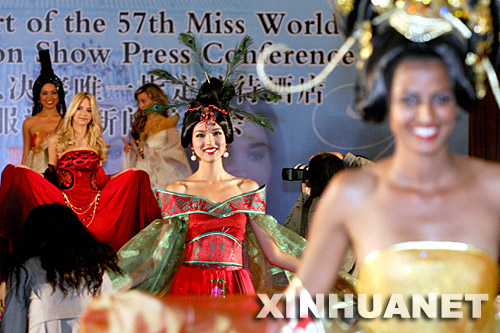 11月21日，参加2007世界小姐大赛的佳丽展示中国风情服装。 当日，来自中国、澳大利亚、比利时等国的6位2007世界小姐候选佳丽代表在北京参加中国风时装秀展示活动。据悉，所有世界小姐参赛选手将于24日身着量身制作的中国风情服装，向世界展现一场中西合璧的“华服盛宴”。