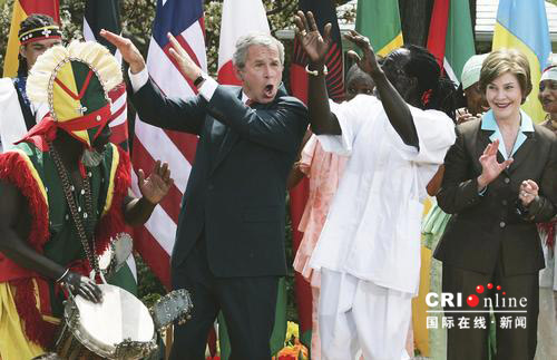 2007年4月25日，美国华盛顿，美国总统布什在“疟疾关注日”大跳非洲舞推广防治疟疾。