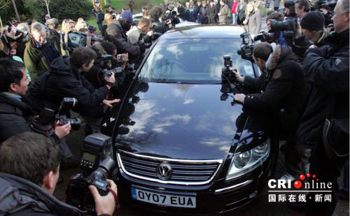 2007年3月3日，英國，英國名模伊麗莎白·赫莉在與印度富商阿倫·納亞在Winchcombe鎮舉行婚禮，一輛來賓車輛剛抵達城堡門口就被媒體層層圍住。