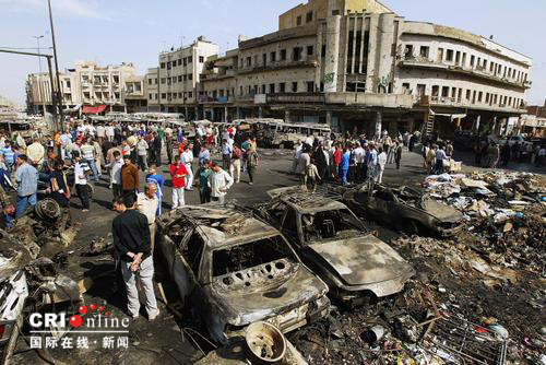 2007年4月19日，伊拉克巴格達，民眾匯聚在汽車炸彈襲擊事發地，18日，一個市場發生汽車炸彈襲擊事件造成至少127人死亡，148人受傷。
