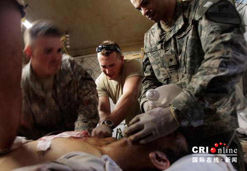 2007年6月29日，伊拉克巴格達，美軍醫生正在打開一名剛遭受汽車炸彈襲擊的男子的胸腔。