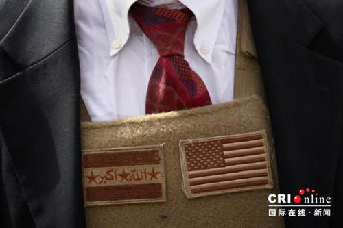 2007年9月6日，伊拉克拉馬迪，美國駐伊拉克大使克羅克的防彈衣上有伊拉克和美國的國旗圖案。