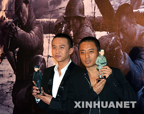 11月22日，影片《集結號》的主演張涵予（右）和鄧超在展示自己形象的迷你蠟像。新華社記者劉穎攝