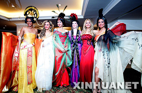 11月21日，参加2007世界小姐大赛的6位佳丽展示中国风情服装。 当日，来自中国、澳大利亚、比利时等国的6位2007世界小姐候选佳丽代表在北京参加中国风时装秀展示活动。据悉，所有世界小姐参赛选手将于24日身着量身制作的中国风情服装，向世界展现一场中西合璧的“华服盛宴”。