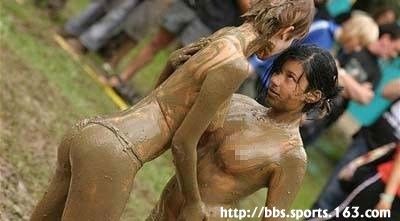 斯洛文尼亚<em>男女</em>裸体泥地<em>摔跤</em>