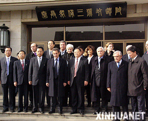 11月25日，法国总统萨科齐在秦始皇兵马俑博物馆三号坑遗址前留影。 法国总统萨科齐当日上午乘专机抵达西安，开始对中国进行为期3天的国事访问。 新华社记者丁静摄