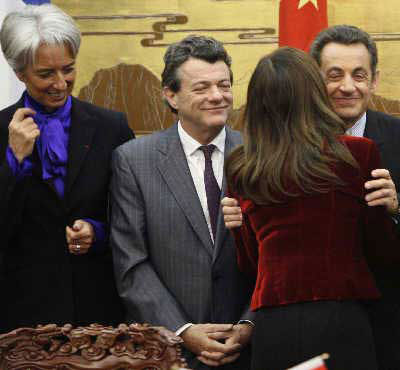 法國阿海琺集團首席執行官羅薇中女士在合同簽署後給了薩科齊一個深深的吻。