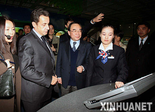11月27日，正在中国进行访问的法国总统萨科齐在上海城市规划展示馆参观。