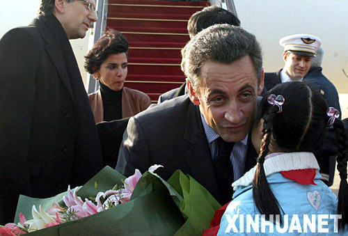11月27日，法国总统萨科齐抵达上海进行访问。这是萨科齐在机场接受儿童献花。