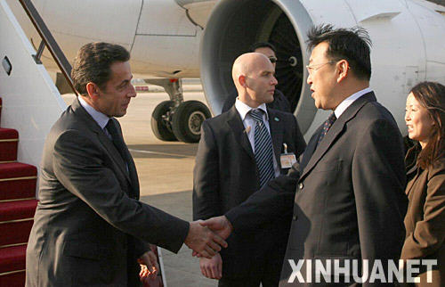 11月27日，法国总统萨科齐抵达上海进行访问，在机场受到热烈欢迎。