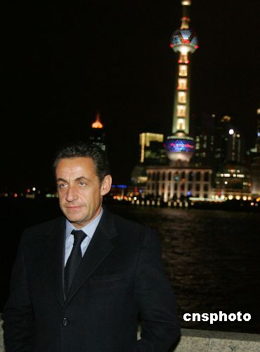  11月27日晚，正在中国访问的法国总统尼古拉·萨科齐在上海饶有兴致地漫步黄浦江畔，欣赏迷人夜景