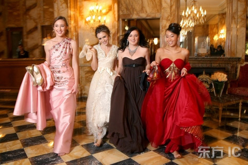 2007年11月23日，名门的淑女们为即将出席的舞会试装。