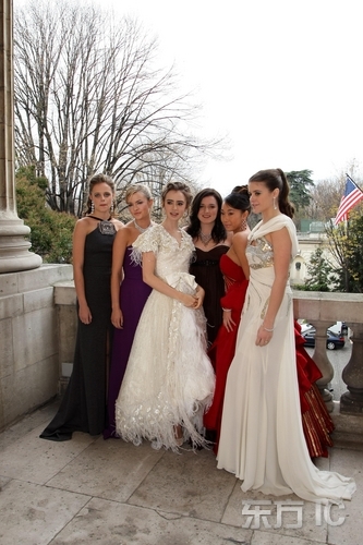2007年11月23日，名門的淑女們為即將出席的舞會試裝。