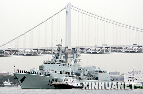11月28日，中国人民解放军海军“深圳”号导弹驱逐舰驶过日本首都东京标志性建筑彩虹大桥。当地时间28日上午9时30分，“深圳”号导弹驱逐舰抵达东京，开始对日本进行首次为期4天的友好访问。