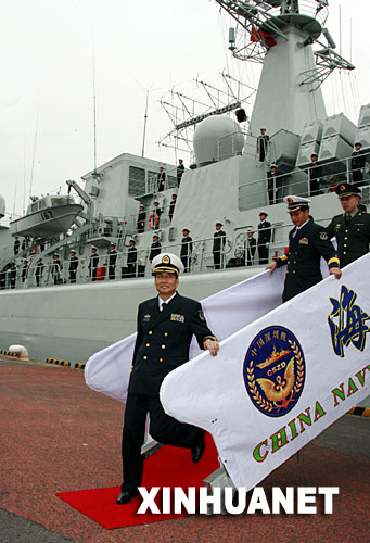 出访指挥员,中国人民解放军海军南海舰队副司令员肖新年少将(前)走下