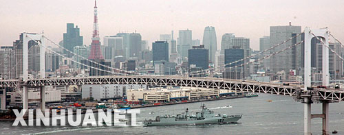 11月28日，中國人民解放軍海軍“深圳”號導彈驅逐艦駛過日本首都東京的彩虹橋。當地時間28日上午9時30分，“深圳”號導彈驅逐艦抵達東京，開始對日本進行首次為期4天的友好訪問。