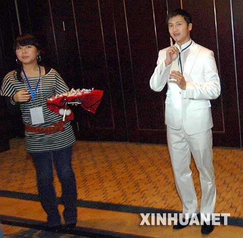 11月29日，田亮（右）来到举行婚礼的大厅外向媒体致辞。当日，前奥运会冠军田亮和叶一茜在西安举行了婚礼。 新华社记者丁海涛摄 
