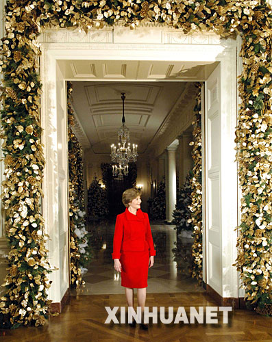11月29日，在美國首都華盛頓，美國第一夫人勞拉·布希向記者介紹白宮的耶誕節裝飾。當日，白宮舉行媒體開放日，展示白宮為2007年聖誕季所作的準備，包括聖誕樹、聖誕食品等。預計白宮將在2007年聖誕季內迎來約6萬名來賓。