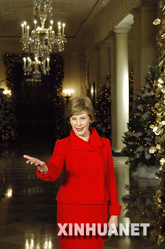 11月29日，在美国首都华盛顿，美国第一夫人劳拉·布什向记者介绍白宫为圣诞节所作的准备。当日，白宫举行媒体开放日，展示白宫为2007年圣诞季所作的准备，包括圣诞树、圣诞食品等。预计白宫将在2007年圣诞季内迎来约6万名来宾。 