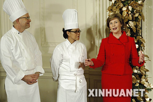 11月29日，在美國首都華盛頓，美國第一夫人勞拉·布希（右）向記者介紹白宮廚師長克裏斯特塔·科默福德（中）和面點師比爾·約西斯。當日，白宮舉行媒體開放日，展示白宮為2007年聖誕季所作的準備，包括聖誕樹、聖誕食品等。預計白宮將在2007年聖誕季內迎來約6萬名來賓。