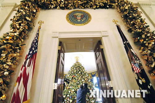 11月29日，記者在美國首都華盛頓白宮內拍攝聖誕樹。當日，白宮舉行媒體開放日，展示白宮為2007年聖誕季所作的準備，包括聖誕樹、聖誕食品等。預計白宮將在2007年聖誕季內迎來約6萬名來賓。 
