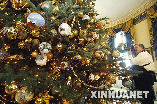 11月29日，在美國首都華盛頓，一名攝影師拍攝白宮內的一棵聖誕樹。當日，白宮舉行媒體開放日，展示白宮為2007年聖誕季所作的準備，包括聖誕樹、聖誕食品等。預計白宮將在2007年聖誕季內迎來約6萬名來賓。