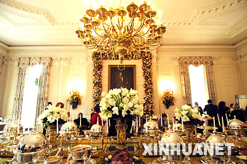 這是11月29日在美國首都華盛頓白宮拍攝的白宮國家宴會廳。當日，白宮舉行媒體開放日，展示白宮為2007年聖誕季所作的準備，包括聖誕樹、聖誕食品等。預計白宮將在2007年聖誕季內迎來約6萬名來賓。 