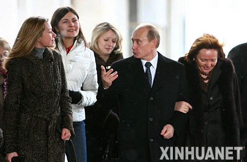 12月2日，俄罗斯总统普京（右二）来到莫斯科的一个投票站，准备参加俄第五届国家杜马选举投票。