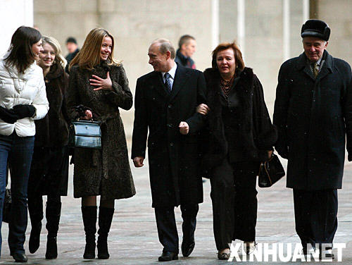 12月2日，俄罗斯总统普京（右三）来到莫斯科的一个投票站，准备参加俄第五届国家杜马选举投票。