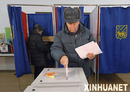 12月2日，在俄羅斯遠東城市符拉迪沃斯托克，一名退休的老人在投票站參加杜馬選舉投票。
