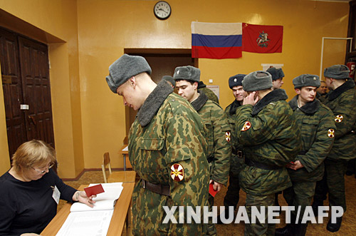 12月2日，一些俄羅斯士兵在首都莫斯科的一個投票站登記準備投票。
