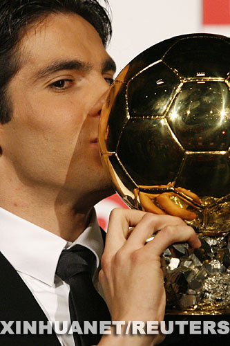 12月2日，效力于意大利AC米兰队的巴西球员卡卡在巴黎举行的颁奖仪式上亲吻奖杯。