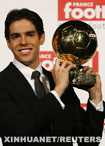 12月2日，效力於義大利AC米蘭隊的巴西球員卡卡在巴黎舉行的頒獎儀式上展示獎盃。