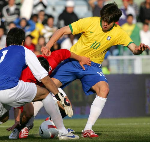 AC米兰队巴西球员卡卡获2007年欧洲金球奖[组