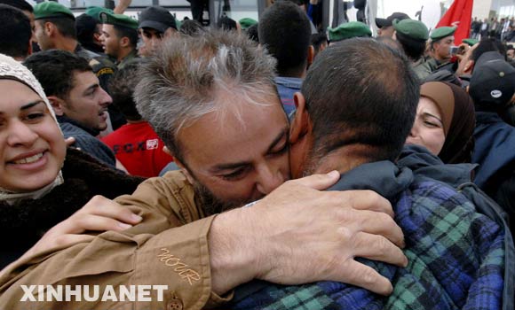 12月3日，在約旦河西岸城市拉姆安拉，一名獲釋的巴勒斯坦人與親人擁抱。以色列監獄部門發言人3日稱，以有關部門當天開始分批釋放429名被關押的巴勒斯坦人。這是以方自今年7月以來第三次釋放巴方囚犯。目前仍有近一萬名巴勒斯坦人被關押在以色列的監獄中。 新華社記者郭磊攝