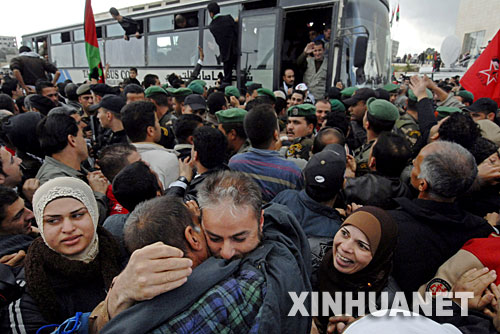  12月3日，在約旦河西岸城市拉姆安拉，獲釋的巴勒斯坦人與親人擁抱。以色列監獄部門發言人3日稱，以有關部門當天開始分批釋放429名被關押的巴勒斯坦人。這是以方自今年7月以來第三次釋放巴方囚犯。目前仍有近一萬名巴勒斯坦人被關押在以色列的監獄中。 新華社記者郭磊攝 