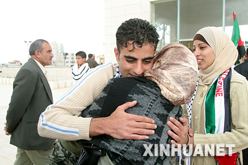 12月3日，一名獲釋的巴勒斯坦人在約旦河西岸城市拉姆安拉與親人擁抱。以色列監獄部門發言人3日稱，以有關部門當天開始分批釋放429名被關押的巴勒斯坦人。這是以方自今年7月以來第三次釋放巴方囚犯。目前仍有近一萬名巴勒斯坦人被關押在以色列的監獄中。 新華社記者王志強攝 