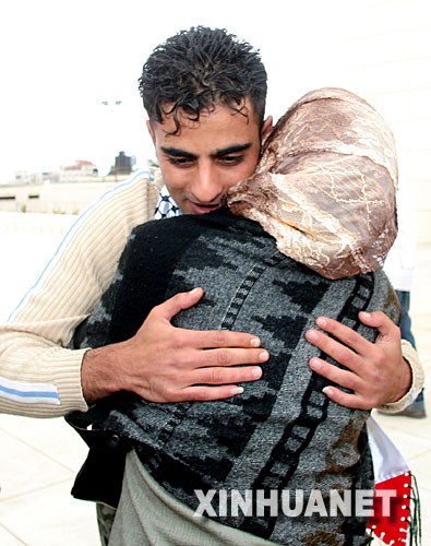 一名獲釋的巴勒斯坦人在約旦河西岸城市拉姆安拉與親人擁抱。以色列監獄部門發言人3日稱，以有關部門當天開始分批釋放429名被關押的巴勒斯坦人。這是以方自今年7月以來第三次釋放巴方囚犯。目前仍有近一萬名巴勒斯坦人被關押在以色列的監獄中。 新華社記者 王志強攝 