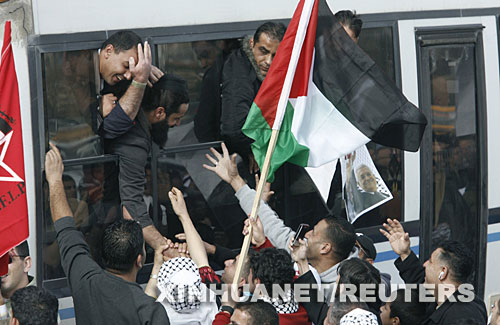 12月3日，被釋放的巴勒斯坦人乘車到達約旦河西岸城市拉姆安拉附近的以軍貝圖尼亞檢查站。以色列監獄部門發言人3日稱，以有關部門當天開始分批釋放429名被關押的巴勒斯坦人。 新華社/路透 
