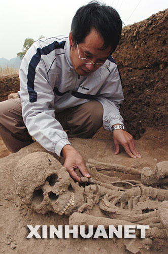 12月4日，廣西文物考古研究所專家何安益在崇左市衝塘貝丘遺址發掘現場清理墓葬人骨。     2007年10月以來，廣西文物考古研究所聯合崇左市文物局，對位於崇左市江州區太平鎮衝塘的新石器時代貝丘遺址進行搶救性考古發掘。考古人員掘進地表約1.6米，發現十多座史前墓葬。同時出土的還有石器、骨器、蚌器、裝飾品、碳化植物果核及大量的水生、陸生動物碎骨。據考古人員分析，衝塘遺址的文化應來自於邕江流域頂螄山，但地域文化差異比較明顯。年代初步推測距今6000年左右，為新石器時代中晚期。